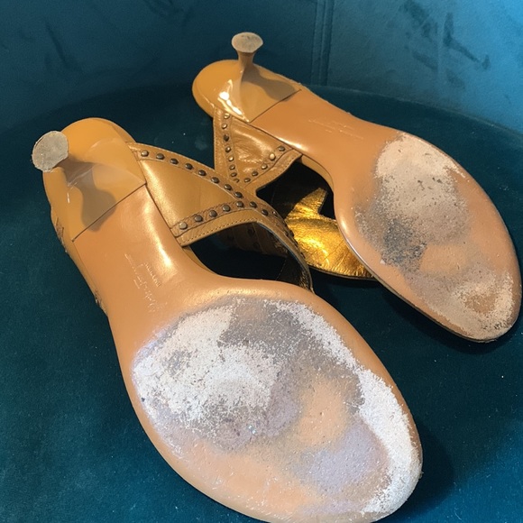 💞SALVATORE Ferragamo nailhead leather thong kitten heel sandals camel sz 6.5 - Picture 4 of 6
